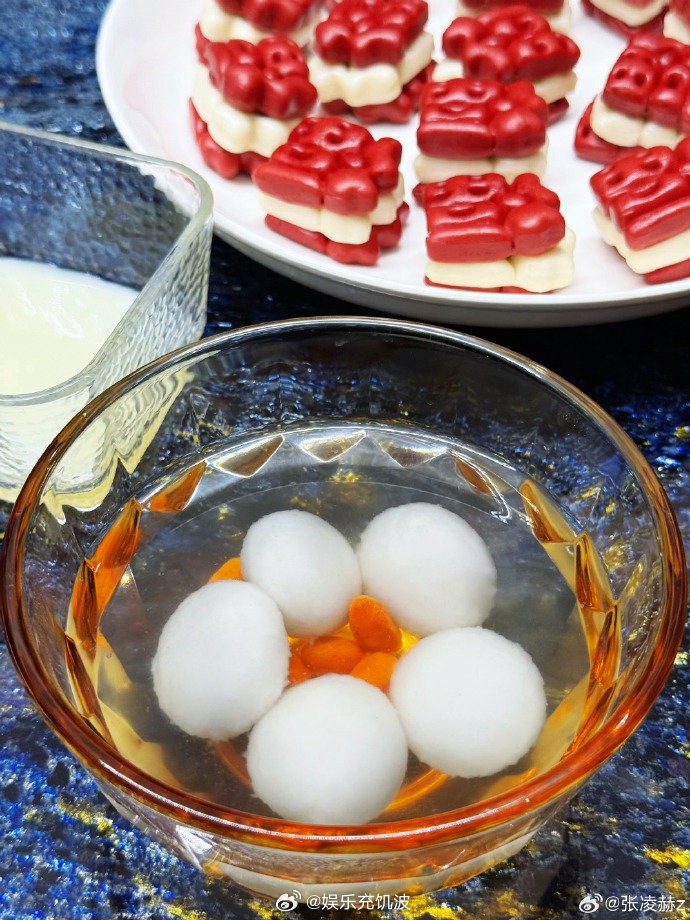 张凌赫的元宵午餐张凌赫晒元宵餐啦！海鲜面配元宵，健康又有仪式感微博张凌赫拍的元宵