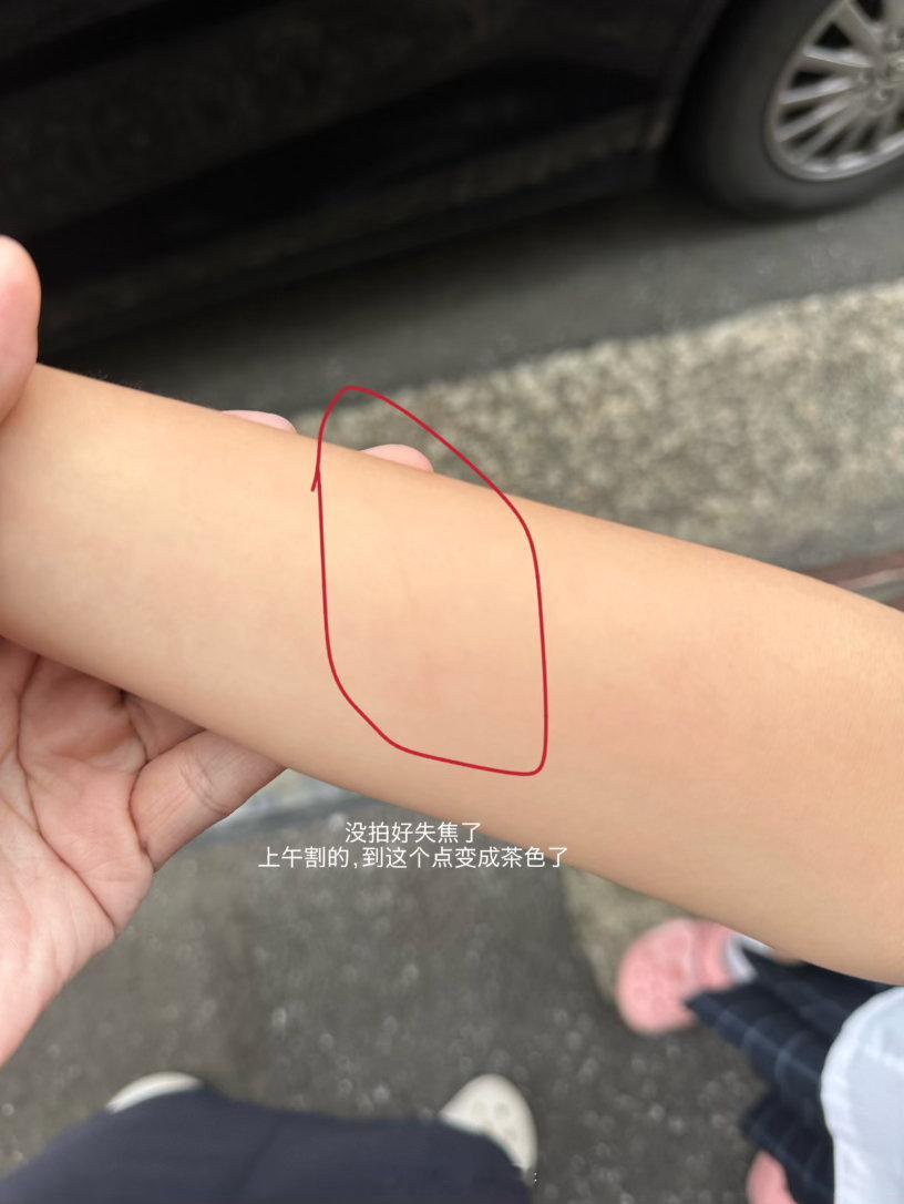 今天又发生了什么离谱的事情。我去接孩子，老师说海星把同学的垫板弄坏了，晚些跟我联