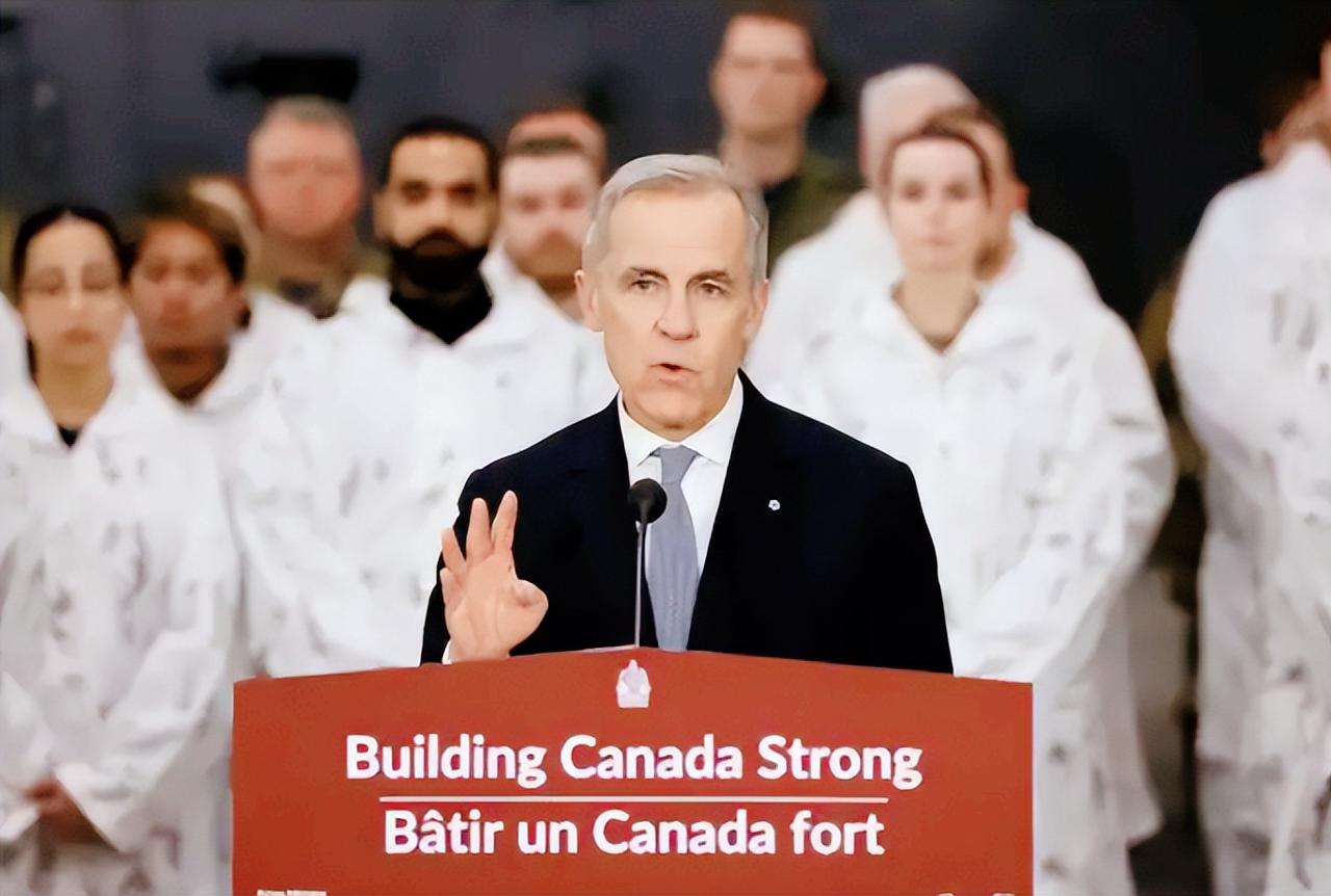 不跟美国“混”了？加拿大总理卡尼直接放了个大招，豪掷350亿加元（差不多257亿