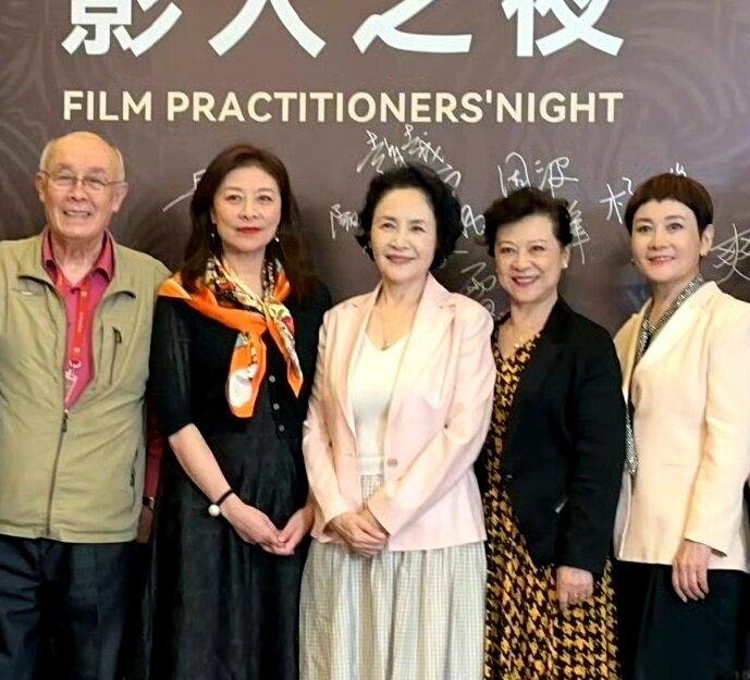 还记得这5位影星的银幕处女作吗？
宋晓英：1973年，19岁时初登银幕，参加了重