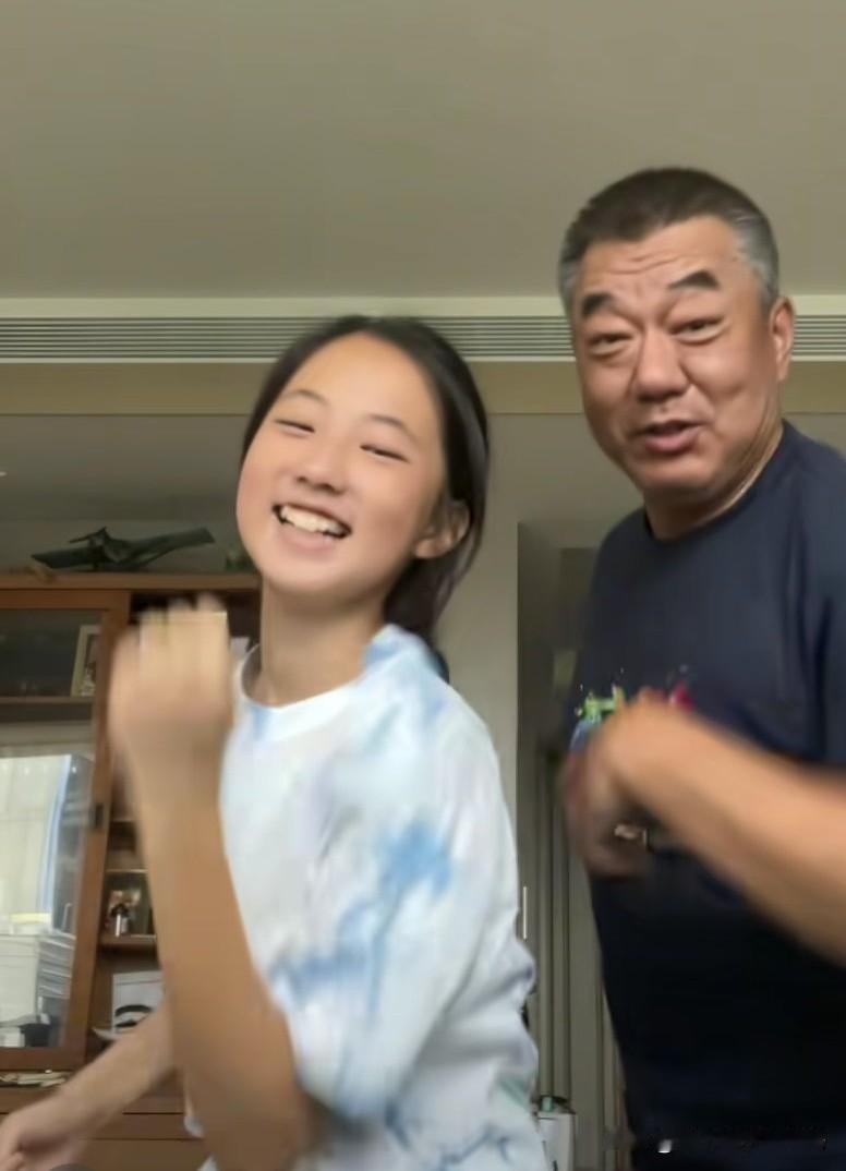 演员董勇和女儿互动跳舞好温馨👍
董勇是大家喜欢熟悉的老演员了，在银屏上塑造了许