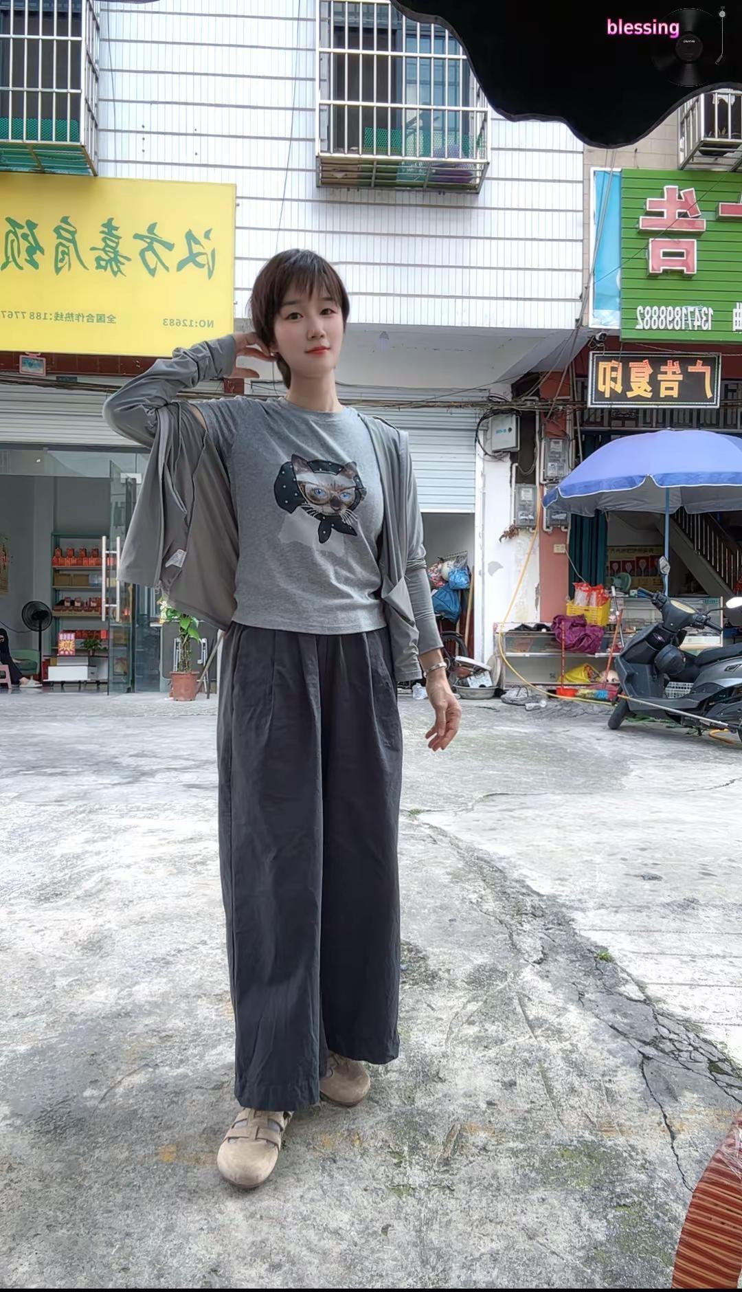 以前的穿搭和现在的风格一样。准备奔4的人穿搭还是跟以前一样，到五六十岁也是这样应