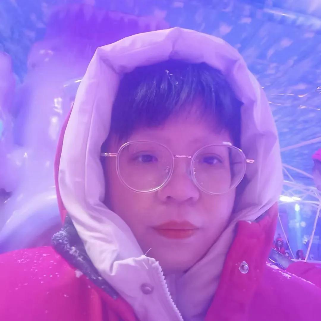 今年的第一天元旦节是在哈尔滨冰雪世界漫天飞雪，雪花纷飞中度过的，很满意很快乐，幸