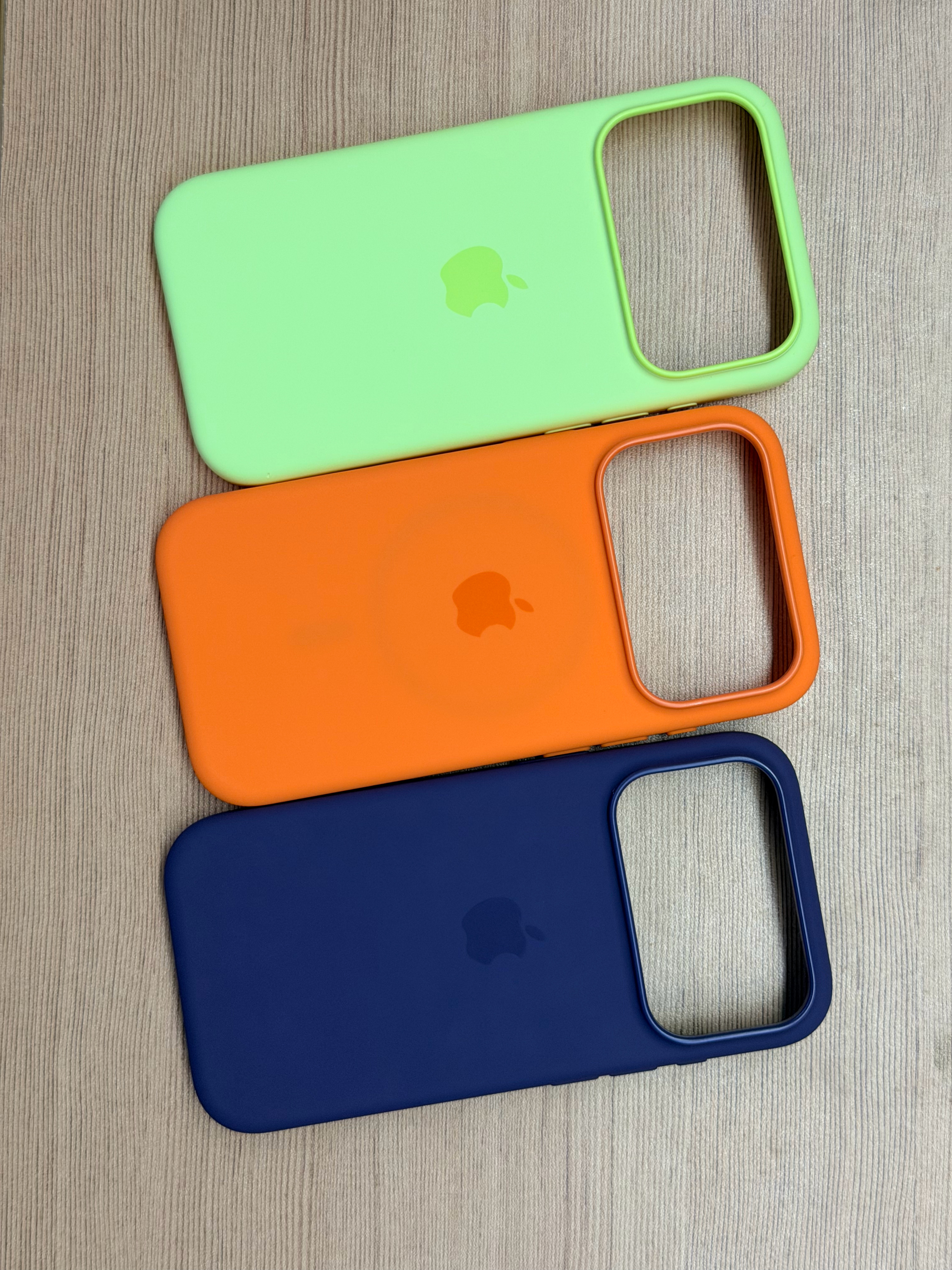 iPhone 17 Pro的三款新手机壳其实一个是官方的，两个是华强北的能看得出