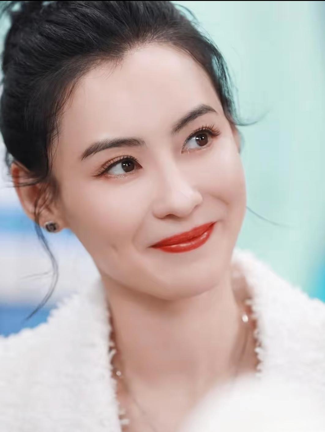 谢贤去世，
这要说最伤心的不是儿子谢霆锋，也不是女儿谢婷婷，而是跟他没有关系了的