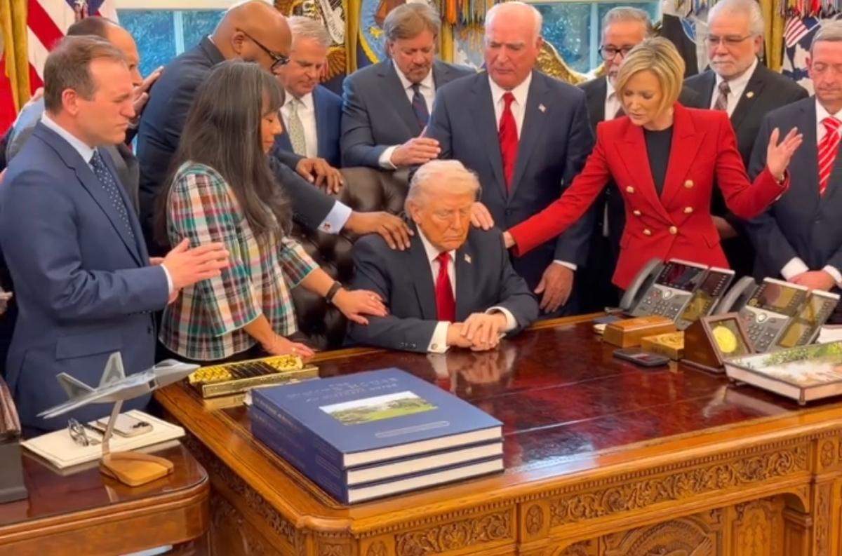 伊朗这次惨了，特朗普要发功啦[捂脸]！

白宫变“祷告室”：特朗普召牧师团，为美