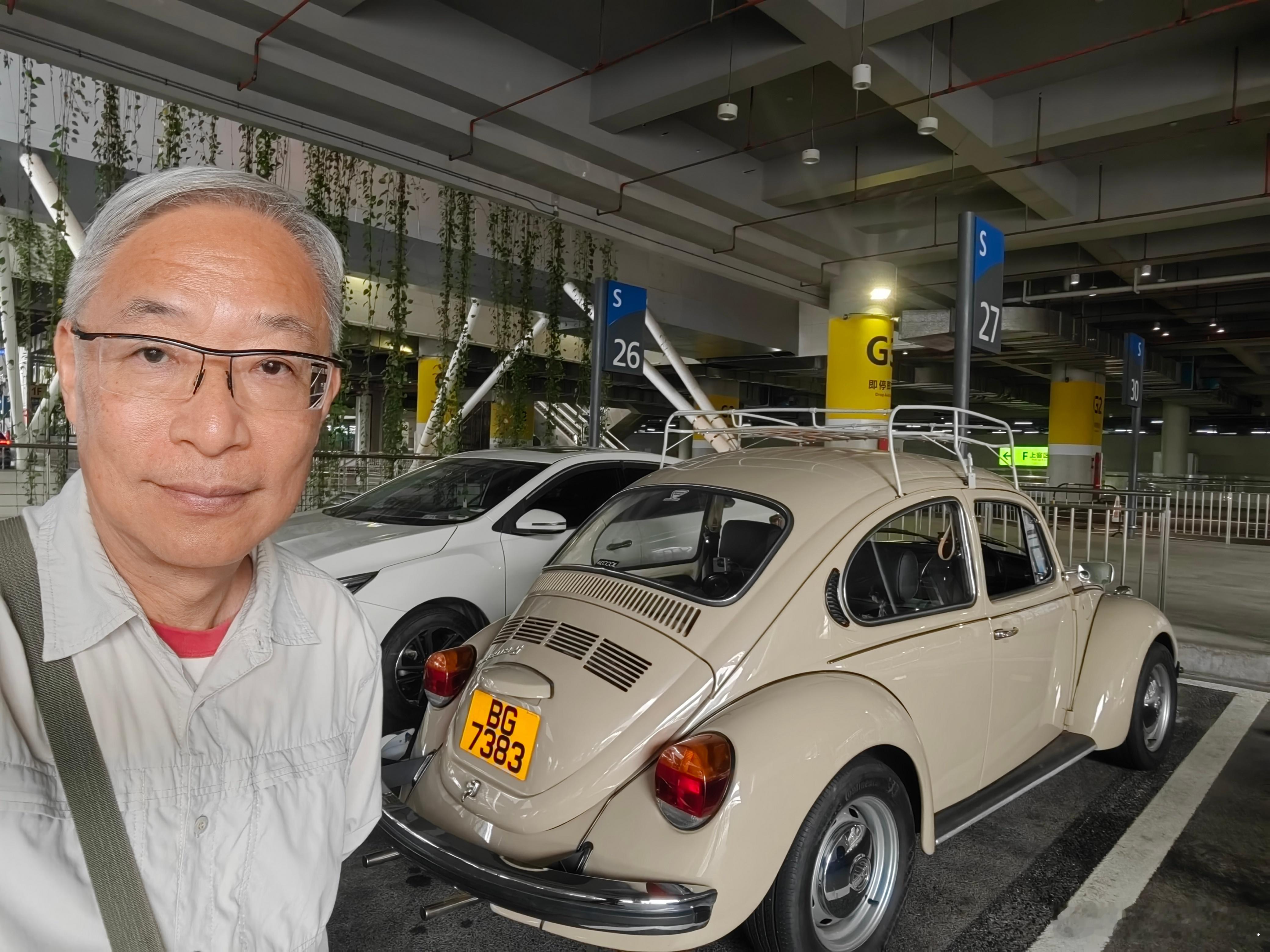 今天坐老友记的1977年大众甲壳虫，由香港经港珠澳大桥到广州，参加千里行的颁奖和