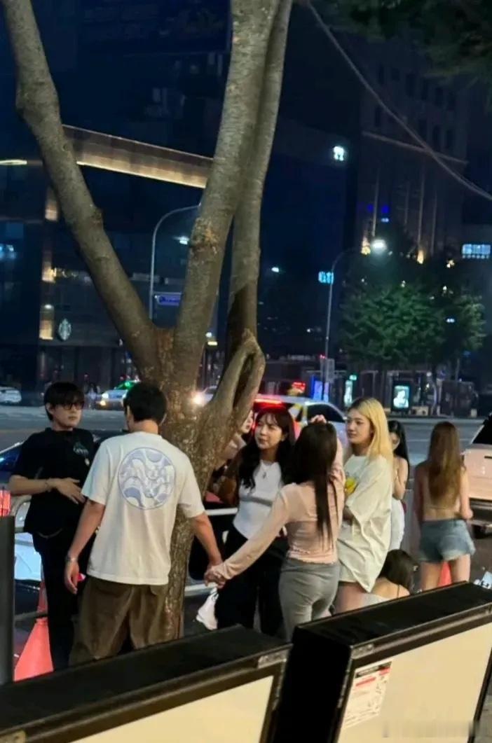 王思聪带女伴韩国出游！他一个女朋友一个女朋友的换，从来没有那一任女朋友出来捶他说
