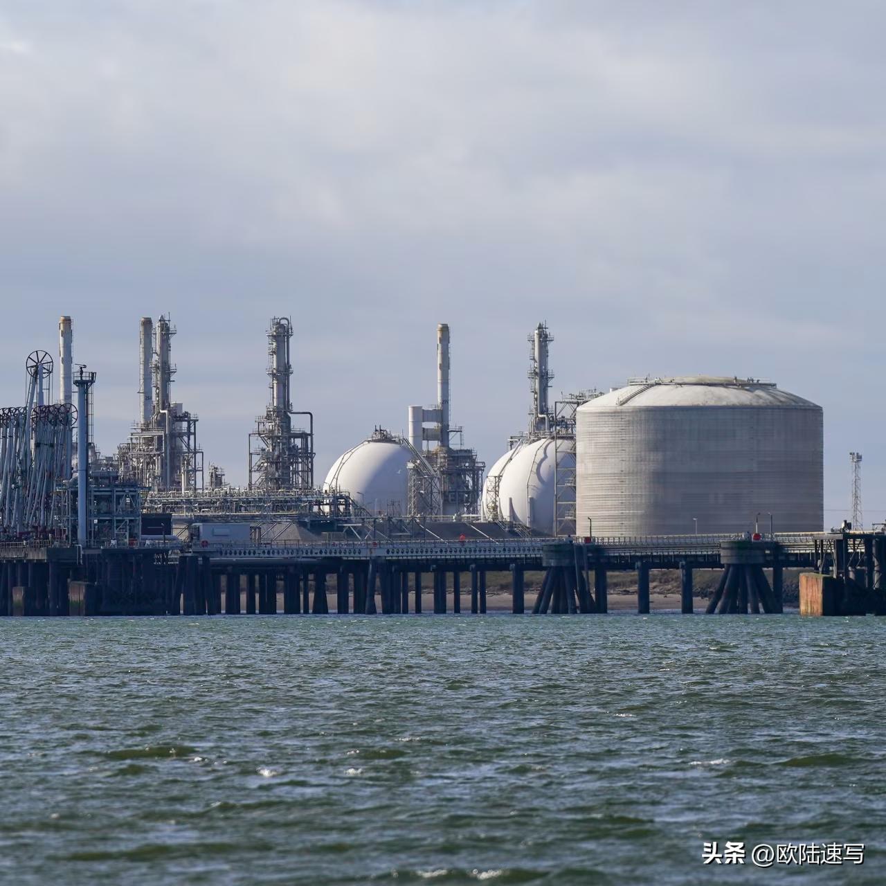 据路透社报道，霍尔木兹海峡刚让几艘油轮过关，市场原以为最危险的一段已经过去，结果