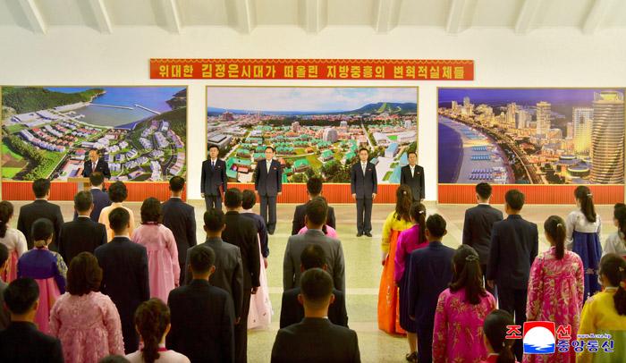 图片展《在伟大的金正恩时代建起的地方中兴变革实体》开幕
图片展《在伟大的金正恩时