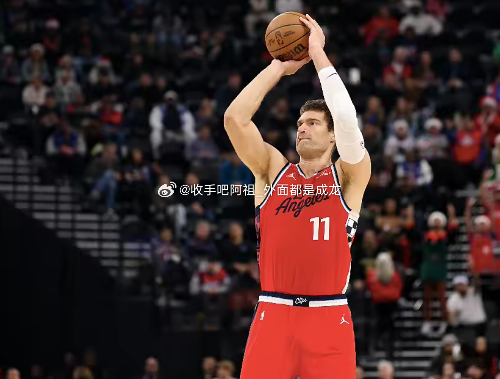 NBA常规赛，快船129-96大胜雄鹿。本场比赛大洛佩斯面对旧主，并在第三节迎来