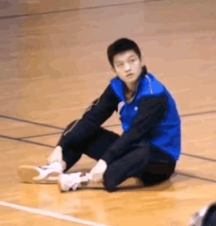 这张少年时咚咚的动图看着太可爱了！

小胖坐在地上，眼睛亮晶晶盯着转圈的哥哥周凯