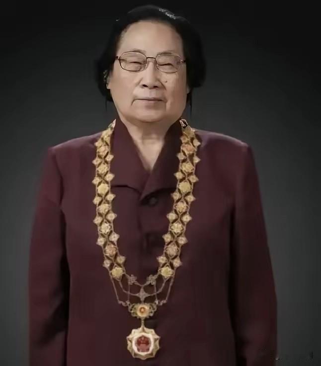 屠呦呦终于评上院士了！看到题目大吃一惊，仔细看却是2025年，95岁的屠呦呦被美