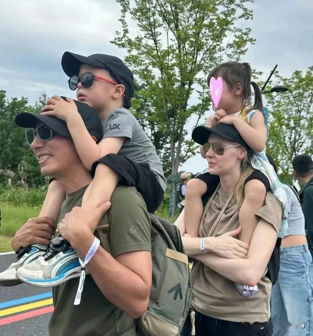 撒贝宁和家人到千岛湖旅游，他和妻子各自负责一个孩子，两人将孩子扛在肩膀上 ​！#