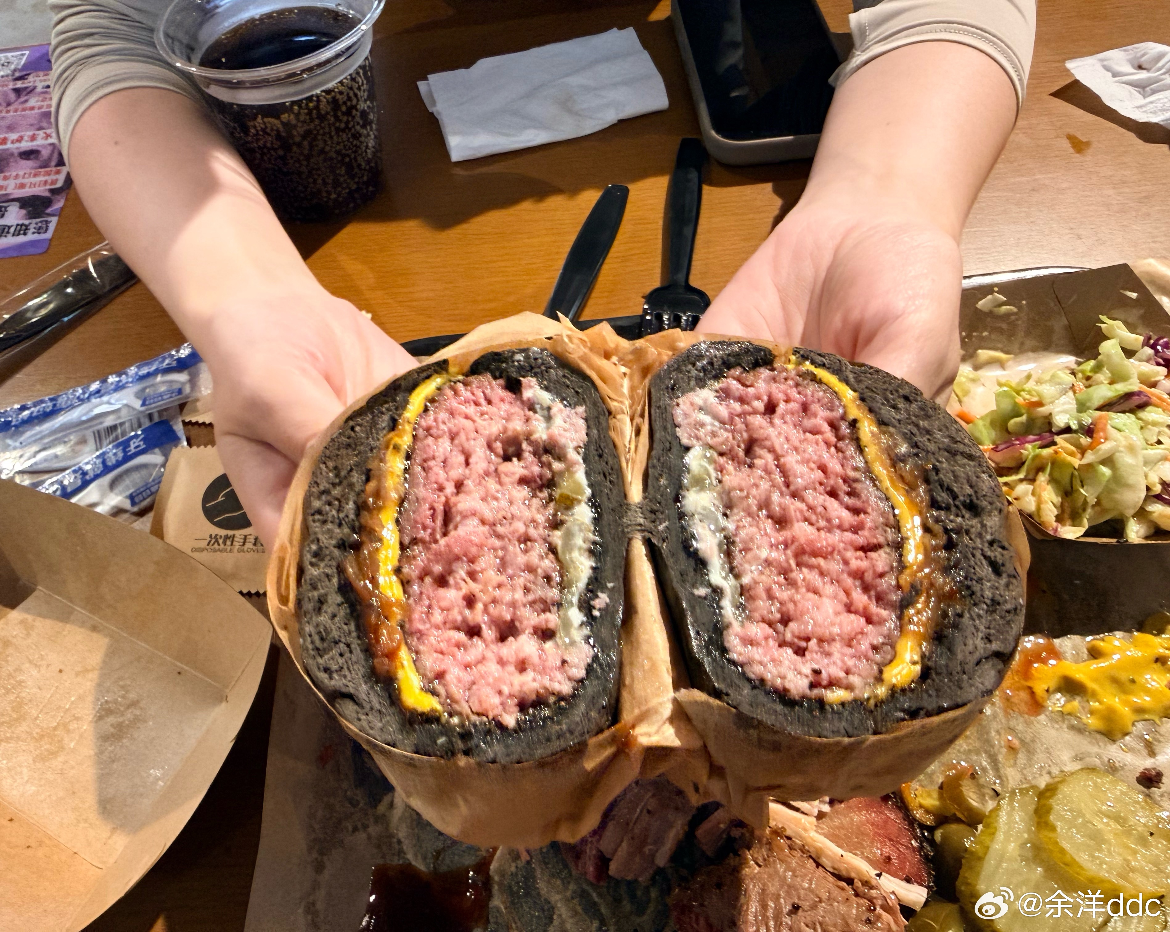 我撸铁就是为了大口吃肉，这汉堡真nb，咬一口幸福指数指数上升[泪奔]  ​​​