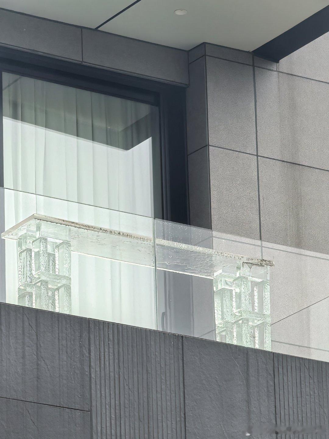 玻璃桌子，普通人觉得华而不实，有钱人认为好看就行。