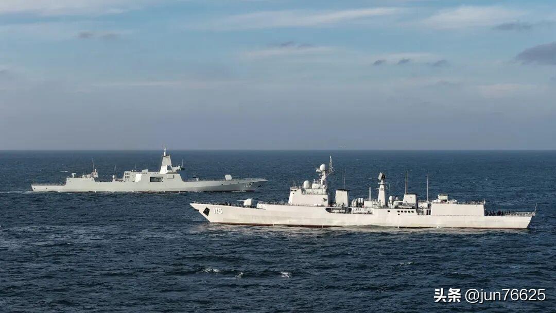 近期，海军拉萨舰、石家庄舰组成舰艇编队，奔赴黄海某海域开展实战背景下多科目训练。