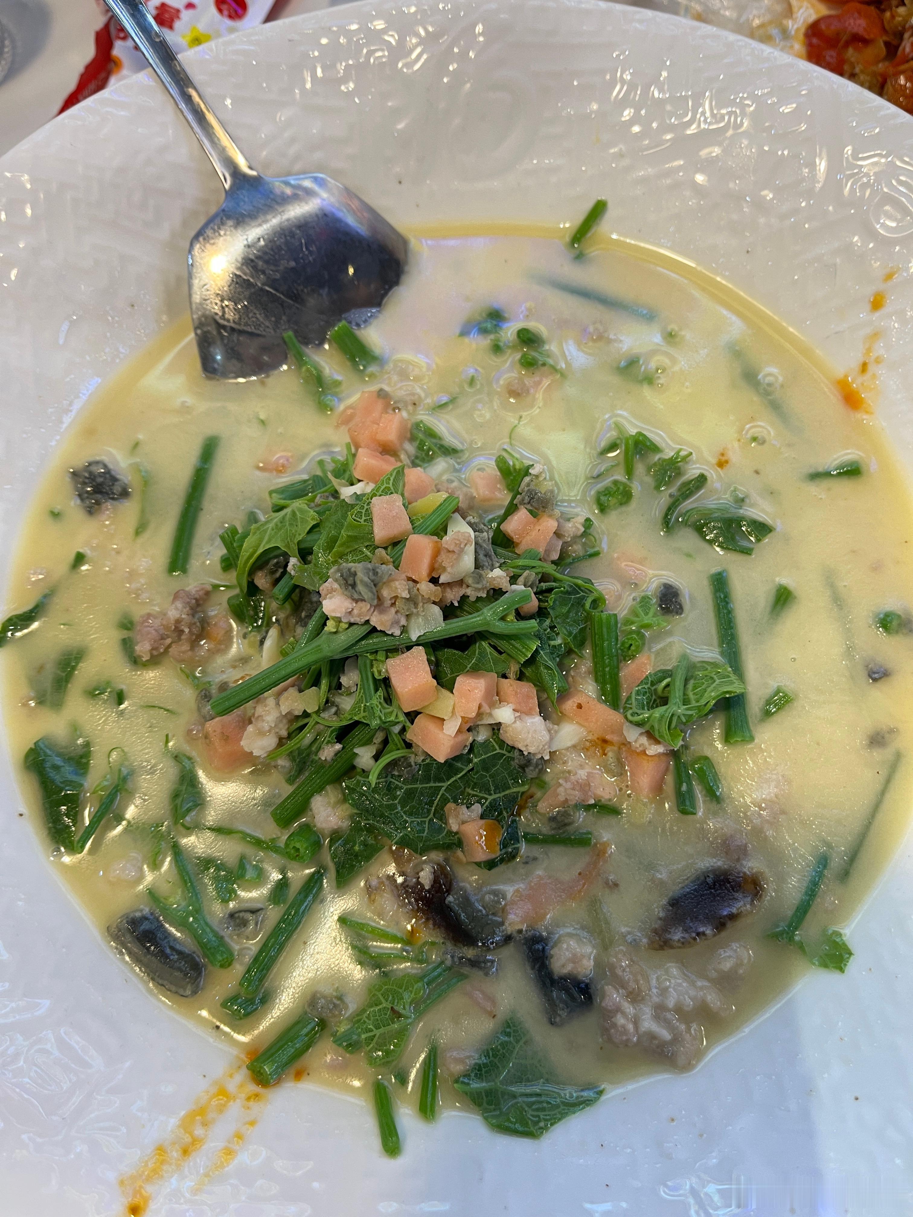 细狗说饿了，要吃点好的，好久没吃过宵夜，今年的第一顿小龙虾，美味😋哪吒汽车3年