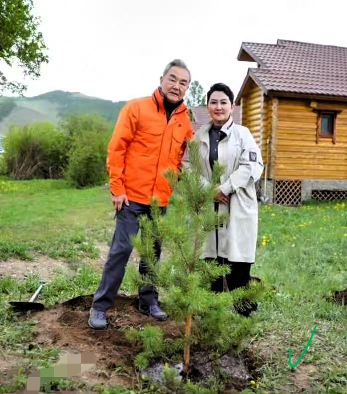 这张照片摄影师拍的好！
照片中显示我外长温文尔雅，
微微侧身的姿态，
满是真诚的