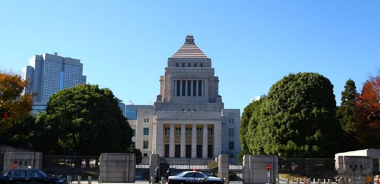 日本这回是真不装了。一份科技计划，把“军民两用”四个大字写进去了。

3月27号