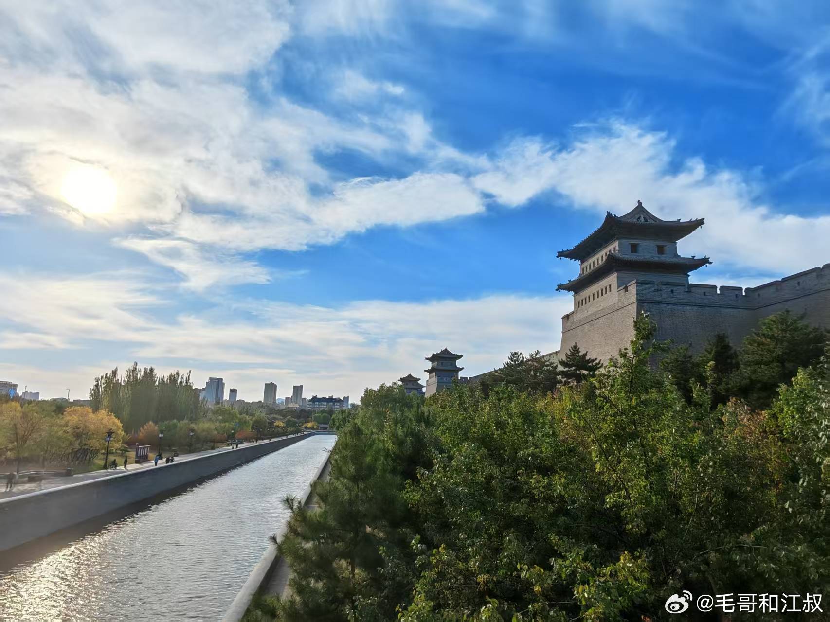 昨晚写旅游微博，我拿过江哥手机想挑几张能用的照片，结果挑来挑去一张能用的也没有。