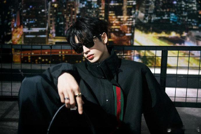 Gucci核心高管、首席客户营销商务官点赞评论了张凌赫纽约大秀出发图，也是本场大