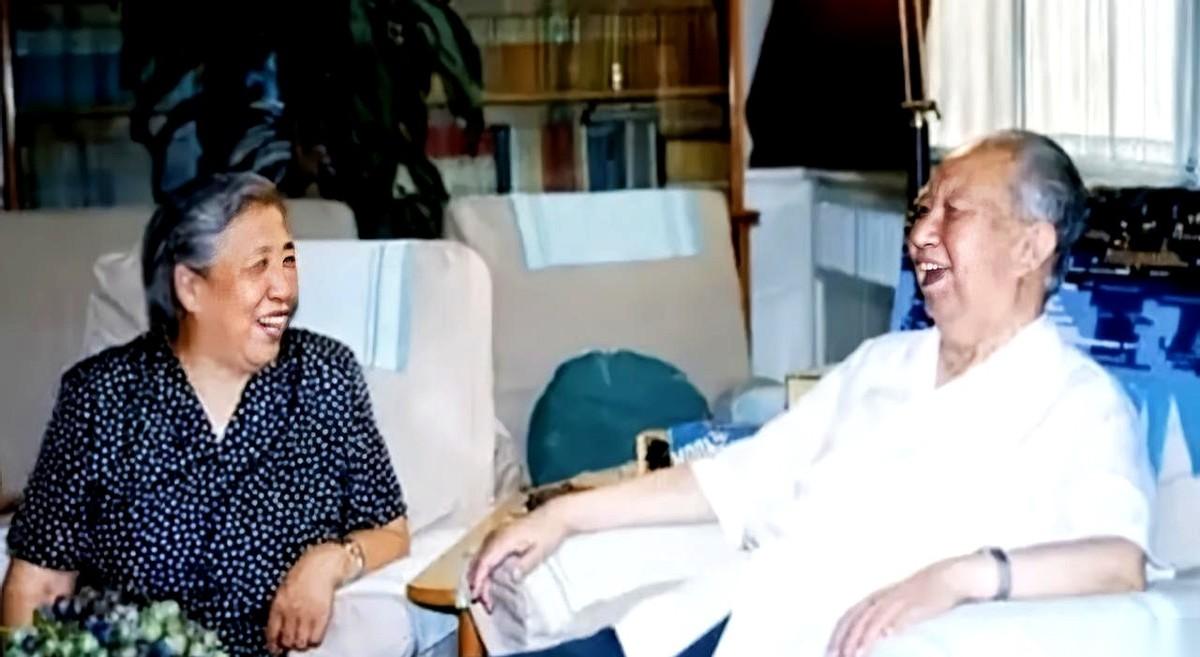 我今天才明白，爱情的最高境界，不是我爱你，而是不说话。
看了华国锋和老伴韩芝俊晚