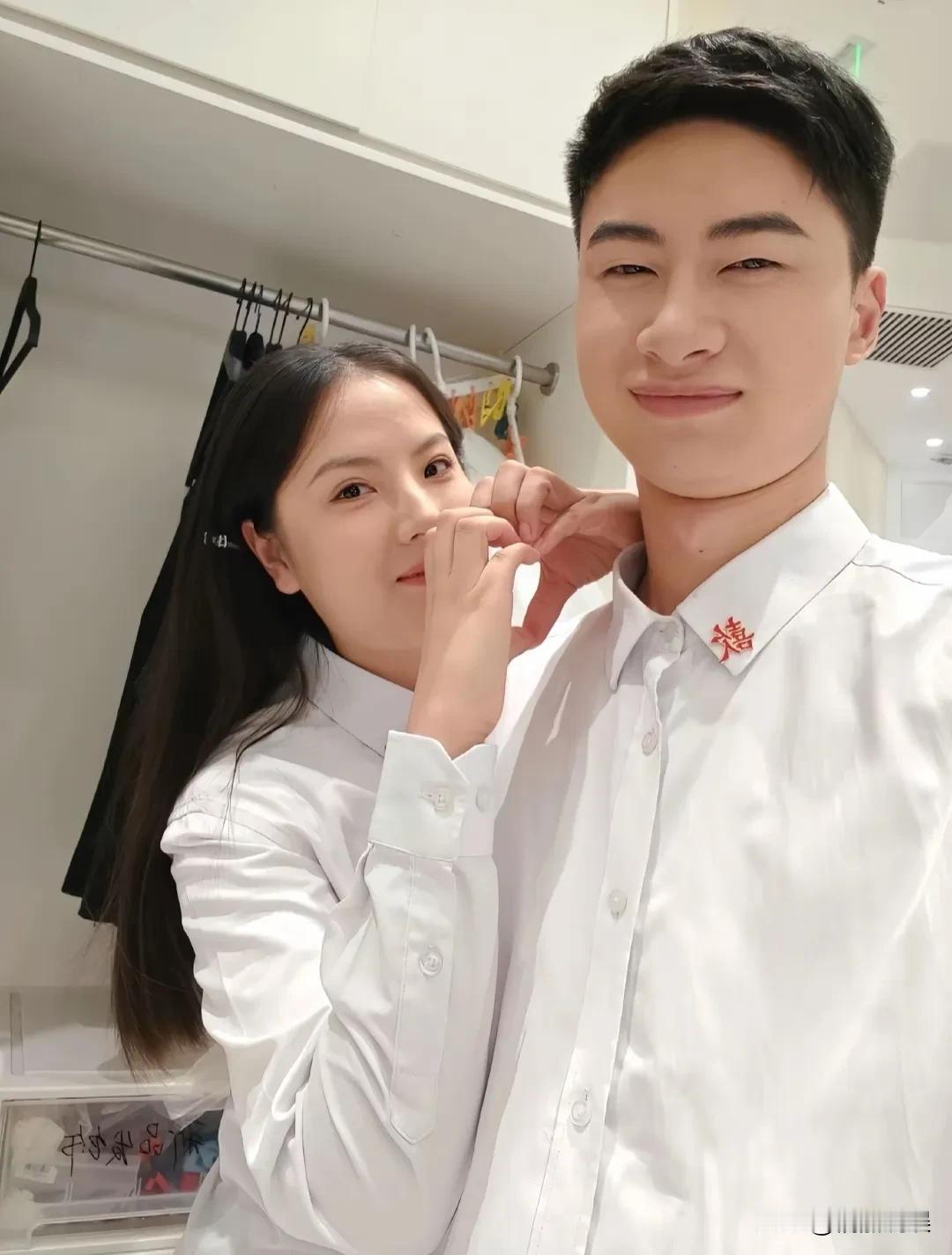 全网岳母娘最喜欢的女婿要结婚了！
天之骄子庞众望女友晒照，一对小情侣穿着白衬衫，