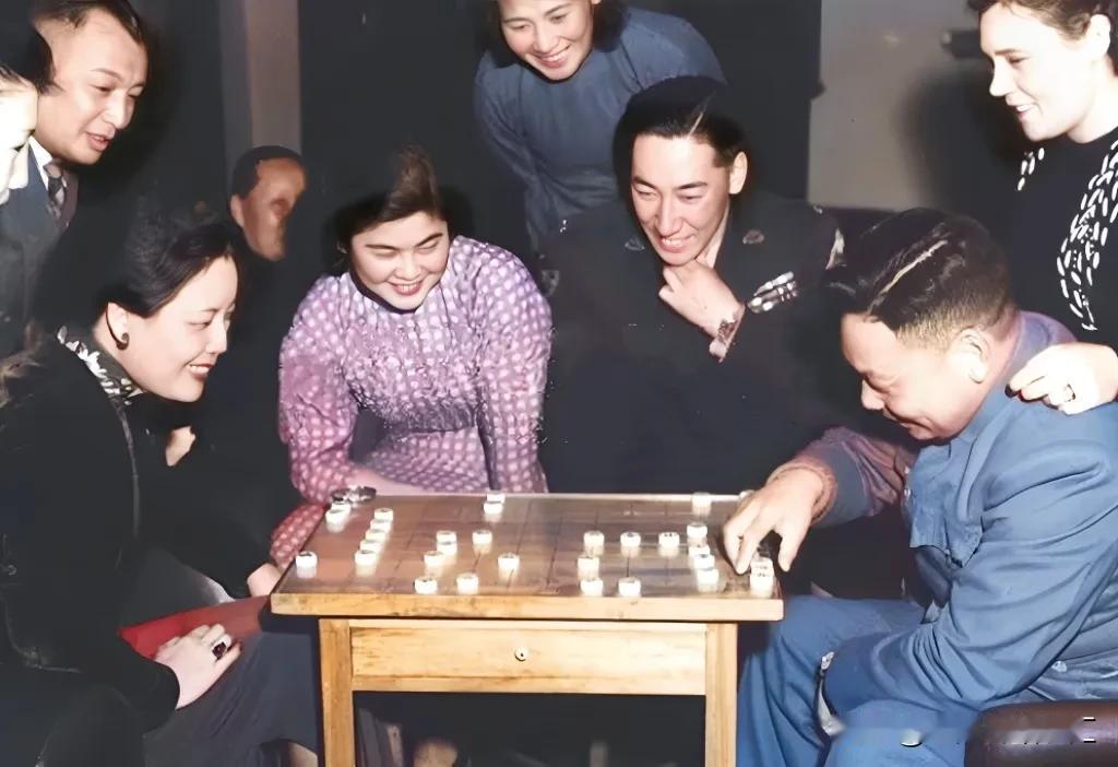 1948年3月，南京，建丰陪同宋美龄下象棋，观棋者还有建丰身后的夫人蒋方良！
 