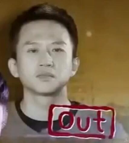 邓超盯着被撕掉的布贴一脸懵的样子，谁的跑男DNA动了？邓超刻在DNA里的撕名牌哈
