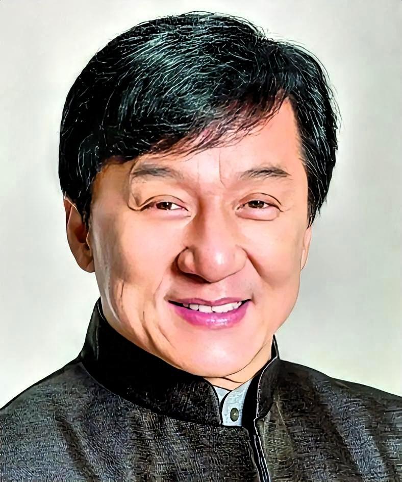 成龙近日分享了与母亲的往事，字里行间满是普通人都懂的牵挂和遗憾，让人看完心里酸酸