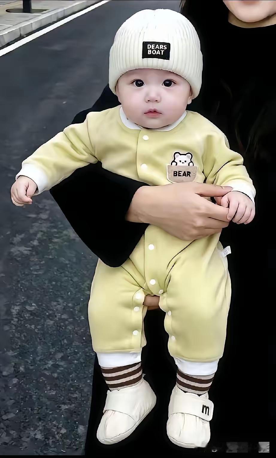 太心酸了！
才刚满一岁的孩子，还在懵懵懂懂对着人笑，可他不知道，这个世界上最疼他