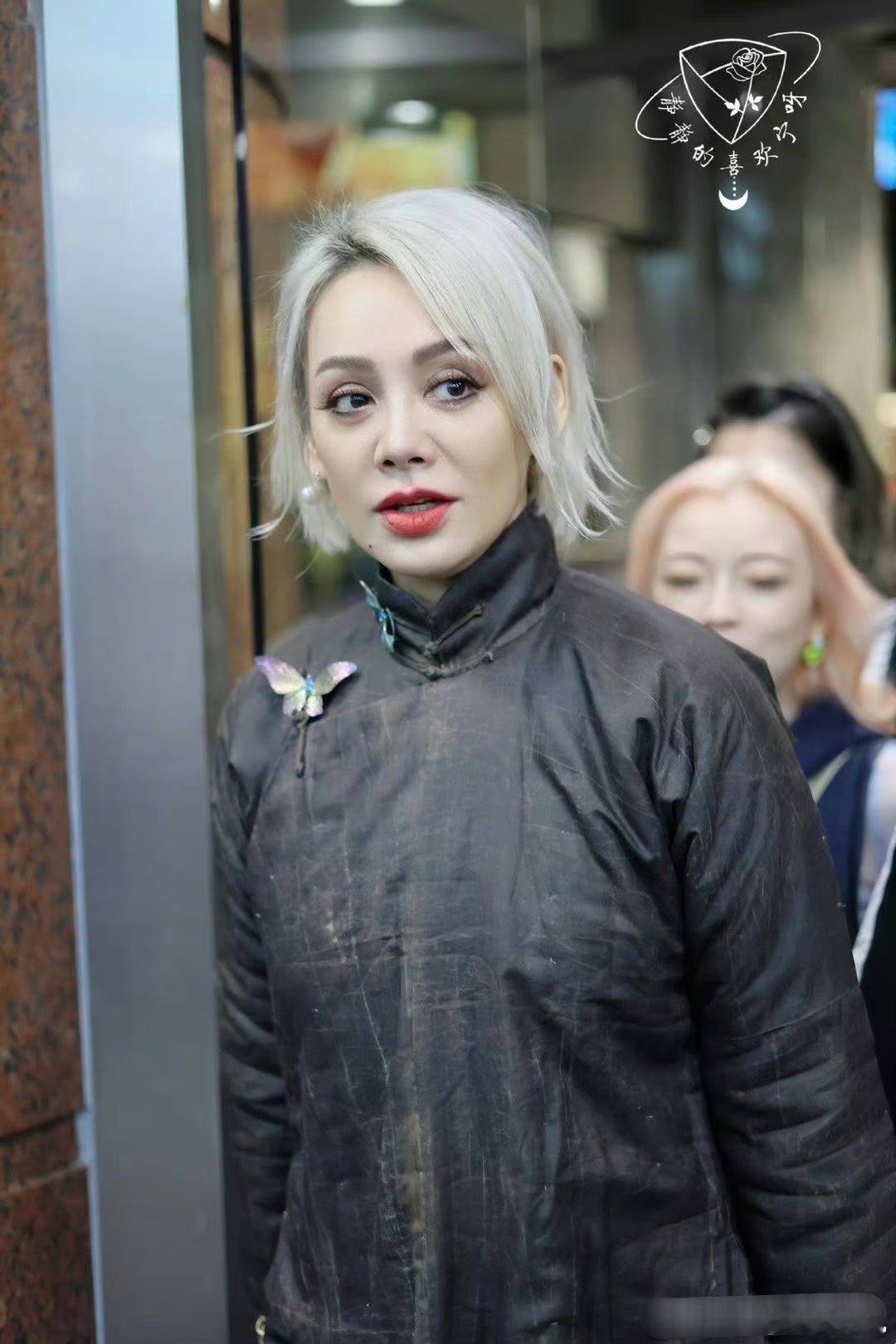 宁静这造型可以直接去演鬼片了。。。网友辣评: 为啥像gc里出来的白毛粽子？ ​​