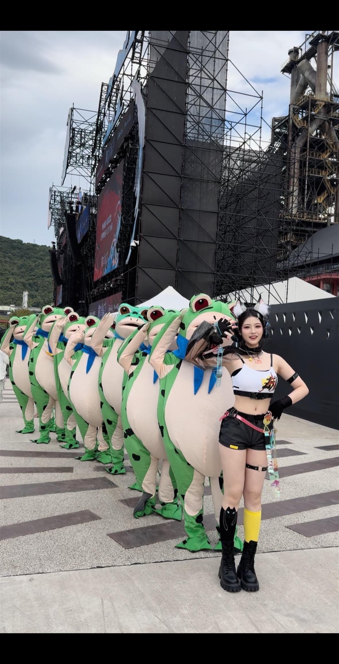 只有小蛙陪我胡闹