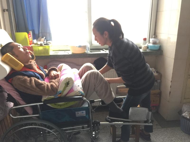 现实爱情里一份坚守有多珍贵? 在现实爱情里，坚守太珍贵了。就像女子刘宁，照料因煤