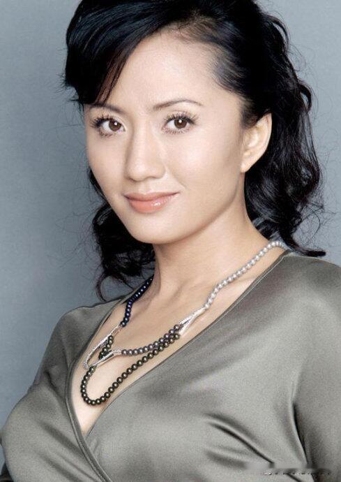 她真的好漂亮啊，复古又温柔，优雅又大气，漂亮又年轻，状态太好了，演技又在线，怎么