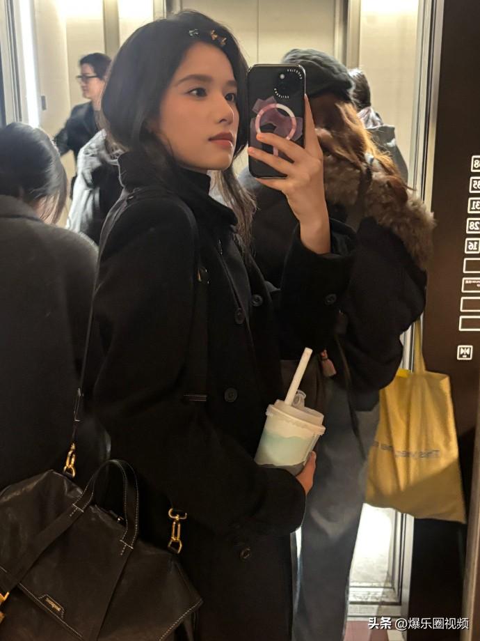 ❤️❤️张婧仪最新对镜自拍，太美了！
穿搭简约黑大衣穿出高级感，发夹点缀灵动又时