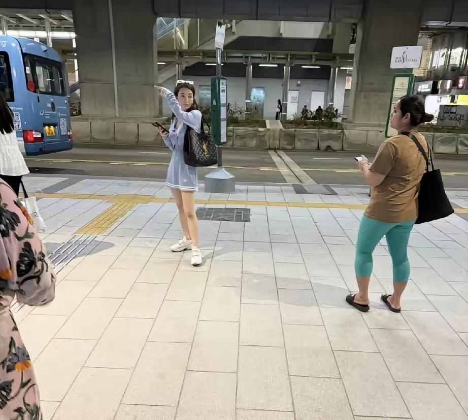 6月27日，方媛现身香港街头，穿了浅蓝色套装被指太土气，衣品有待提升，她个子不高