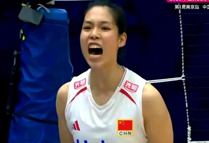 打个泰国都这么费劲？别急着骂，这球差点就真没了。

第五局7:7平，全场心都提到