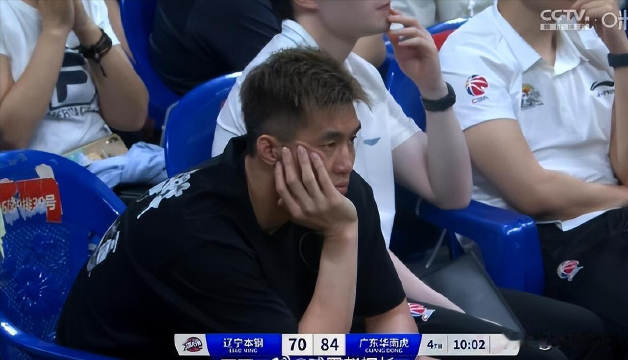 毫无疑问，杨鸣今晚最怀念的人，是郭艾伦。

人家上了一个周琦，整个辽宁队都被震慑