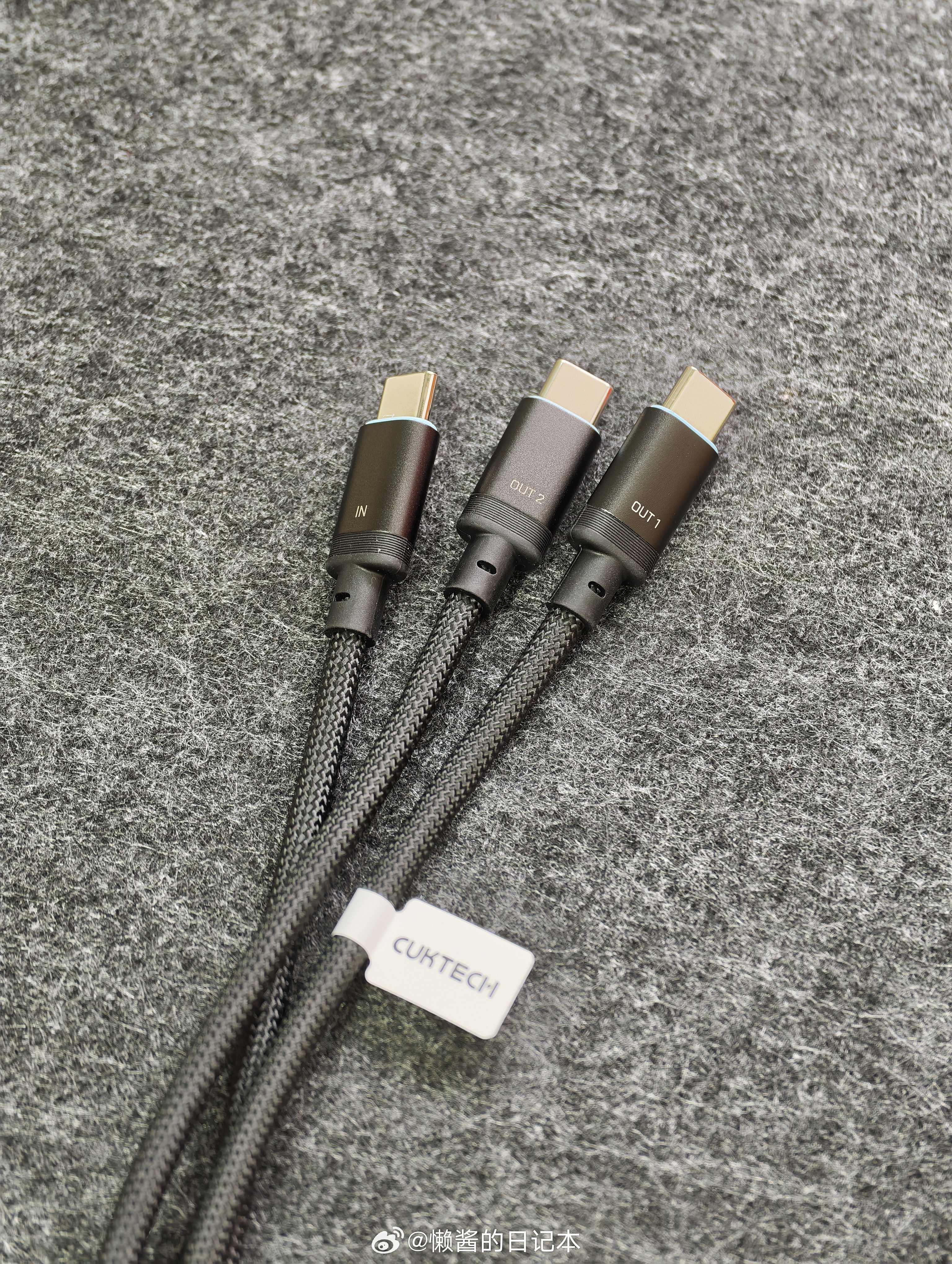 如果大家有闲置的旧款充电头，不妨留意一下这款「酷态科10号一分二智转线Plus」