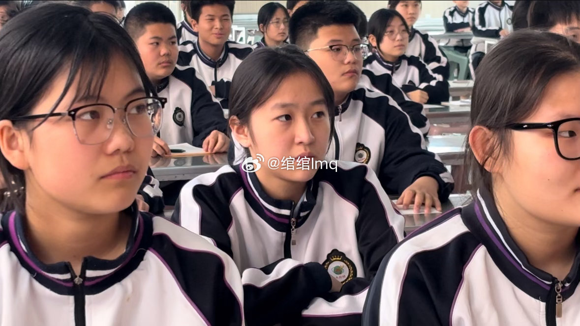 朱珠把女儿当女士来养校园处处藏着温柔与美好课堂上专注的眼神充满光芒课间时欢快的笑