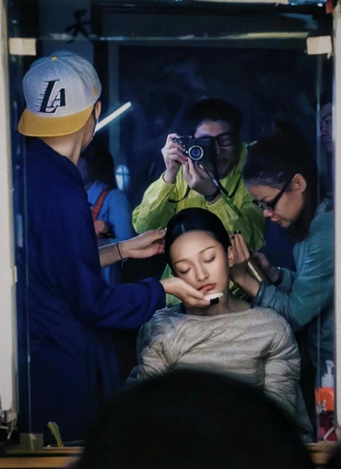 不经意的一拍便宛如油画！周迅在如懿传片场累到睡着了还要继续化妆。看起来演员这行要