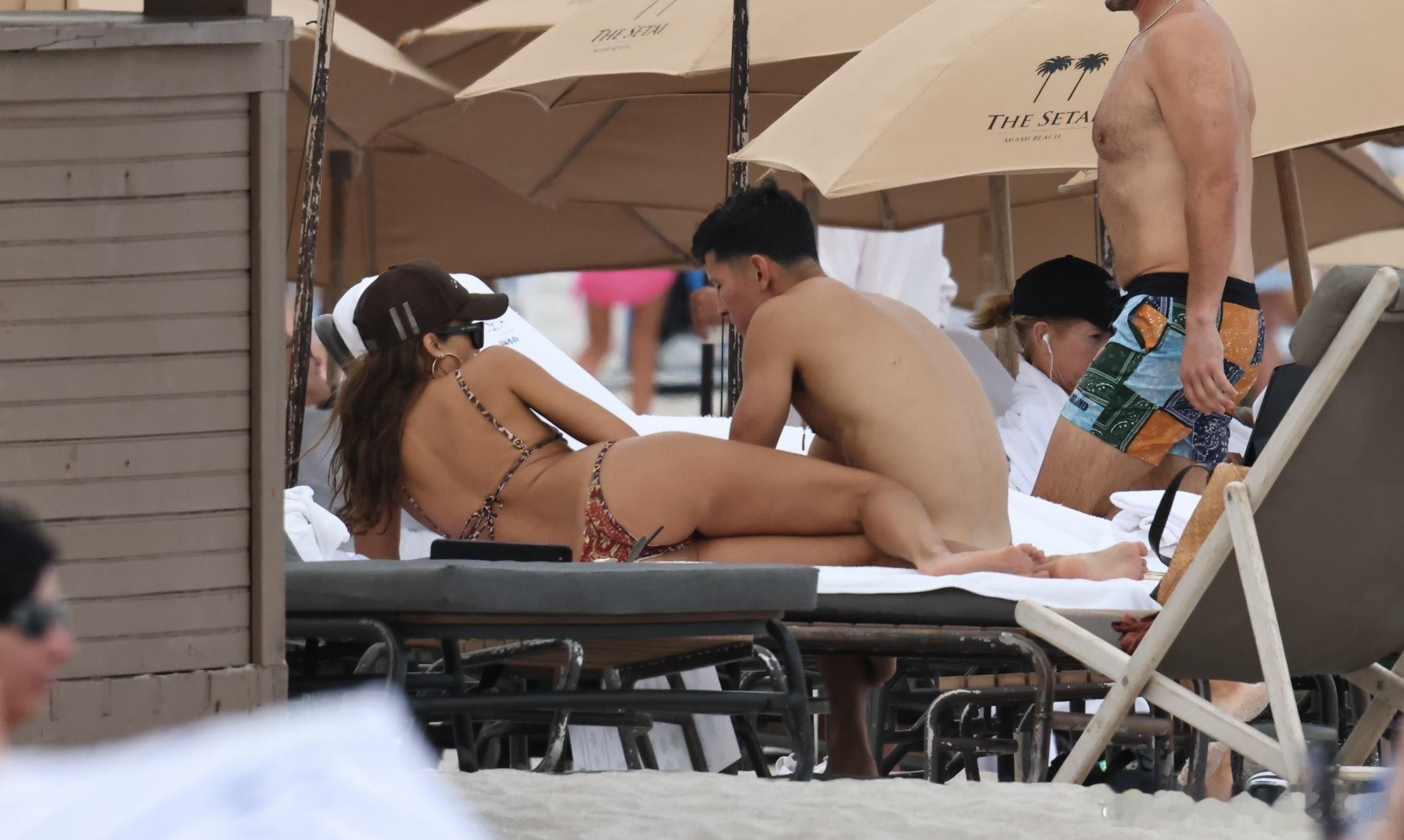 Jessica alba杰西卡阿尔芭的情节人和男友Danny Ramirez在迈