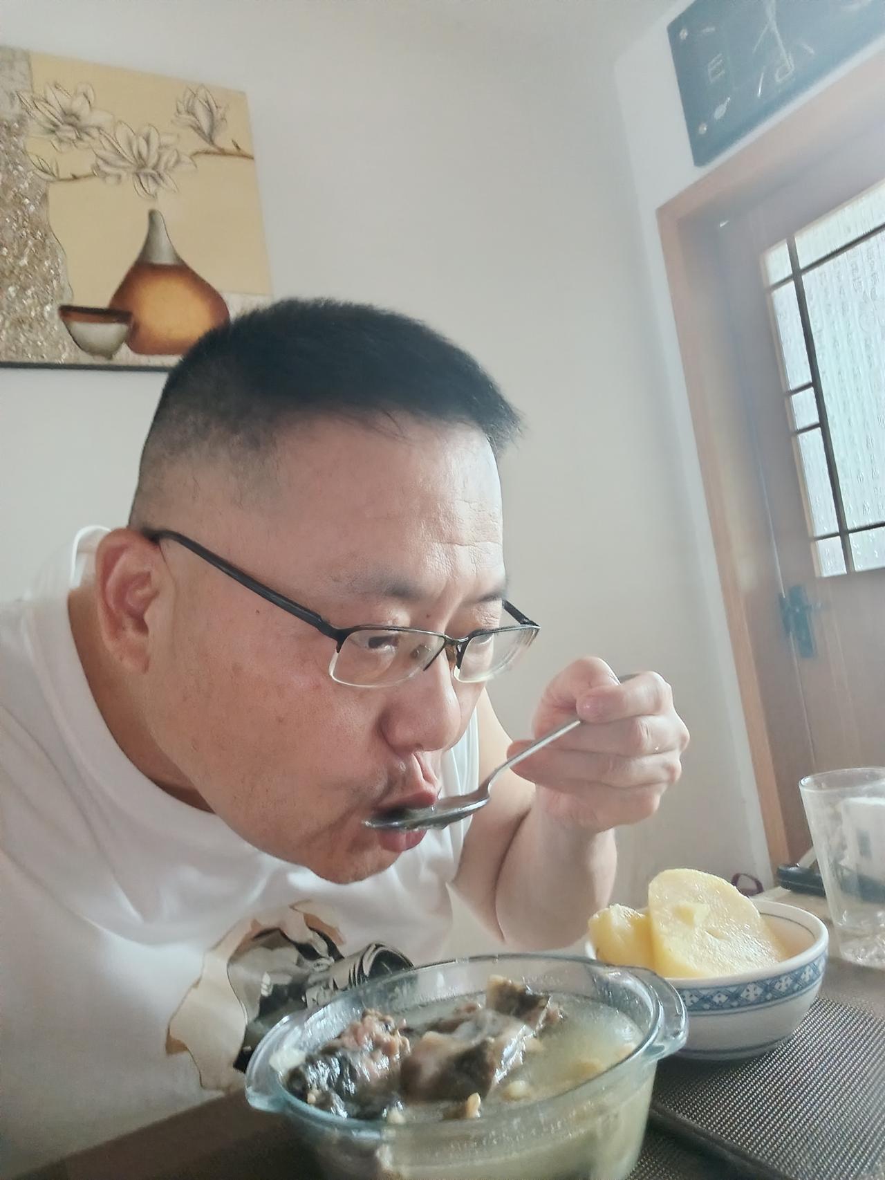 昨天早上，南昌的天气很凉爽，7点半左右在抚河运动后就去了菜市场。

周末的菜场人