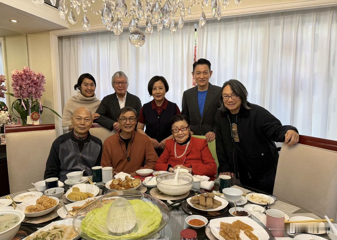 罗家英汪明荃夫妇到仙姐（白雪仙）家拜年，刘松仁、刘德华、刘千石、陈善之和李沛妍也