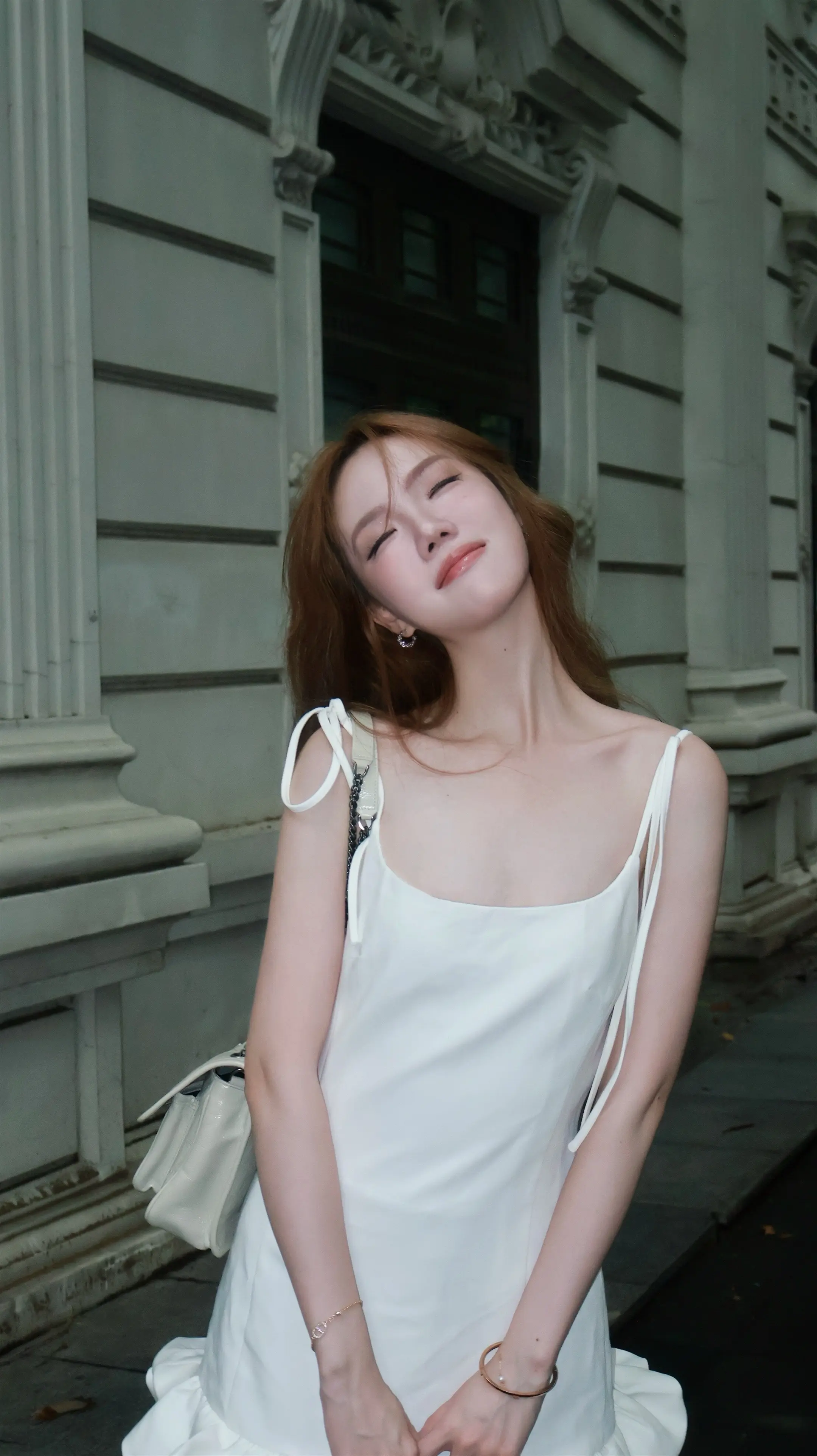 重逢的街头 比声音先到来的是她身上的香气。