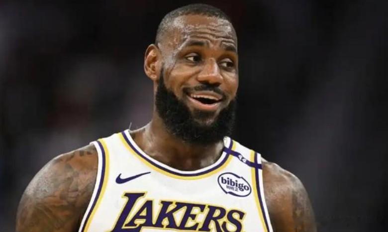 詹姆斯的两件法宝，一是死亡之瞳，二是王之微笑！绝对的因果律级别的武器，死亡之瞳年