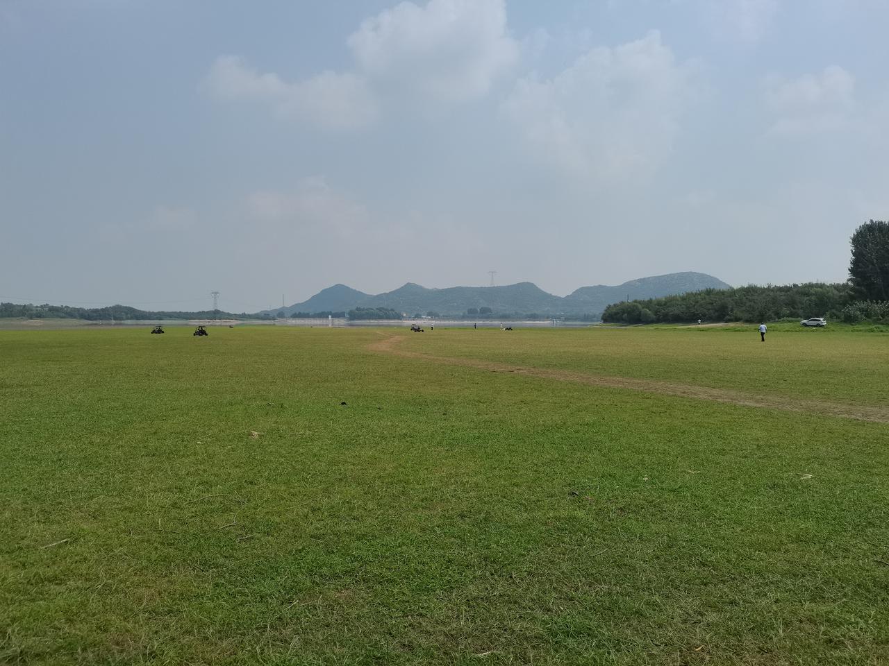 八一大草原
在皇寺镇
西羊卧湾村东
往东望去
呈现出一片大草原的风景
碧绿的树荫