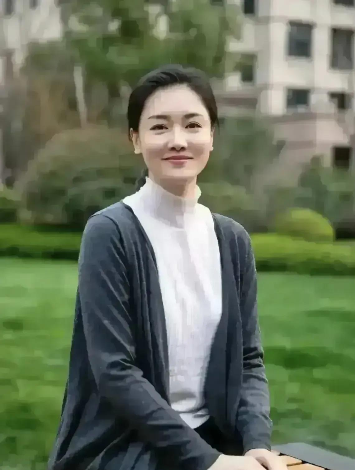 这才是真正的淑女，真好看！
她五官精致，皮肤白皙，实在是太美了！#娱乐#